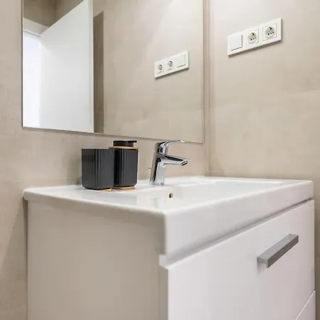 22nd Floor Modern Urban Sky With Parking & Gym By Rems Apartment Malaga