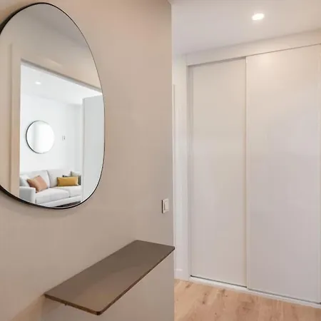 22nd Floor Modern Urban Sky With Parking & Gym By Rems Apartment