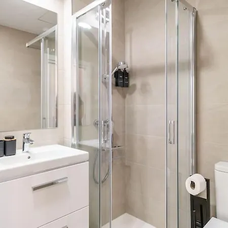 Apartment 22nd Floor Modern Urban Sky With Parking & Gym By Rems Malaga