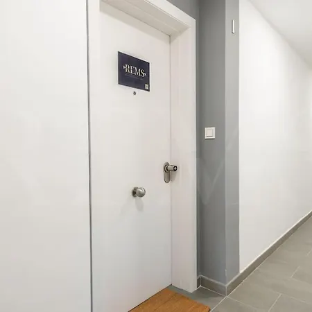 22nd Floor Modern Urban Sky With Parking & Gym By Rems Apartment