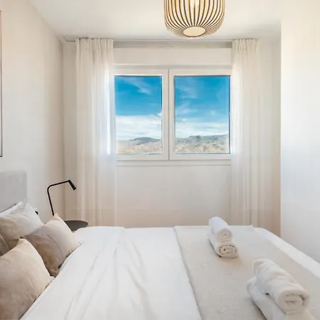 Apartment 22nd Floor Modern Urban Sky With Parking & Gym By Rems Malaga