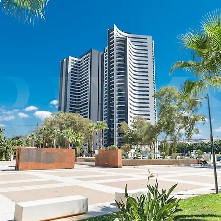 22nd Floor Modern Urban Sky With Parking & Gym By Rems Apartment Malaga