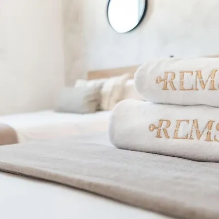 Apartment 22nd Floor Modern Urban Sky With Parking & Gym By Rems Malaga